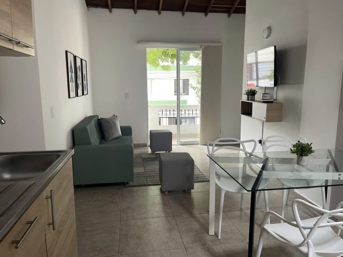 Comedor independiente de apartamento amoblado en Laureles, Avenida San Juan