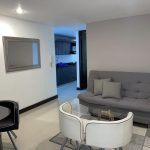 Sala de apartamento amoblado en Laureles, cerca de la 70