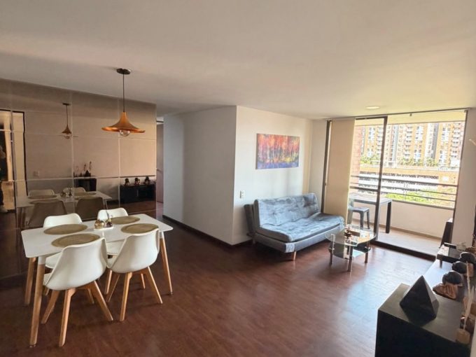 Sala-comedor de apartamento amoblado en Las Palmas, piso 4, Medellín